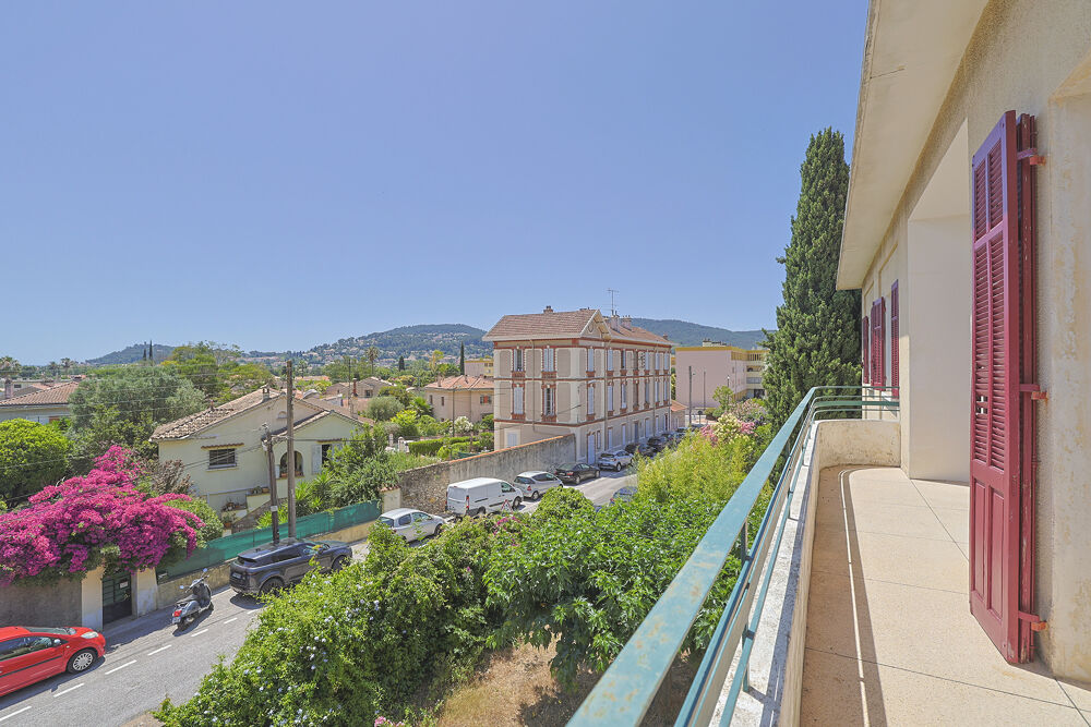 Vente Appartement Appartement 5 pièces de 112m2 avec terrasse et 120m2 de combles, jardin et stationnement, au calme absolu Hyères