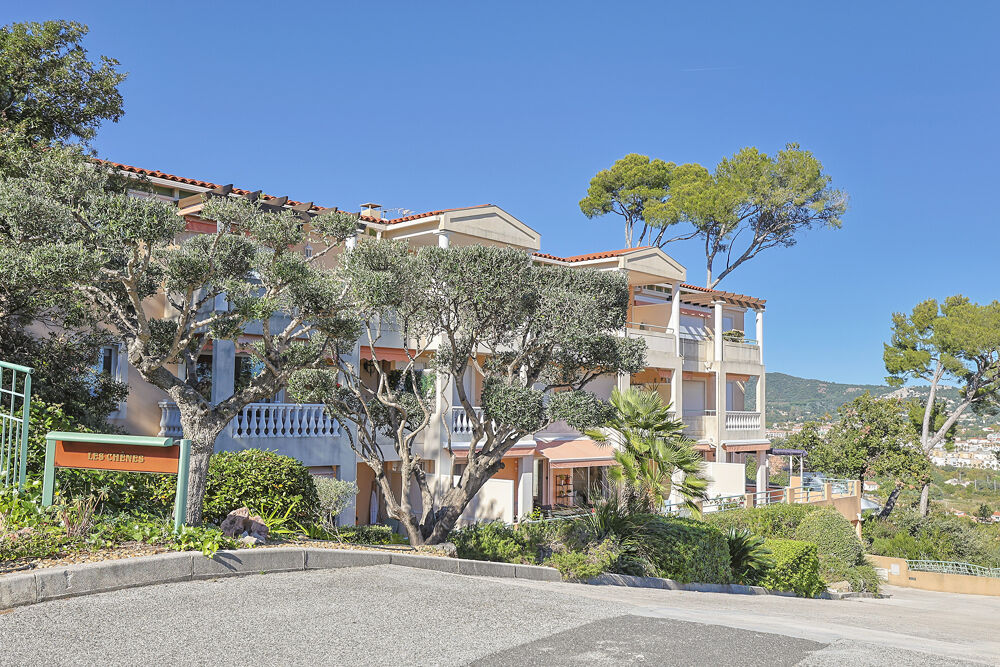 Vente Appartement Appartement T4 de 95 m2 avec terrasse de 42 m2 dans résidence de standing fermée et verdoyante Hyeres