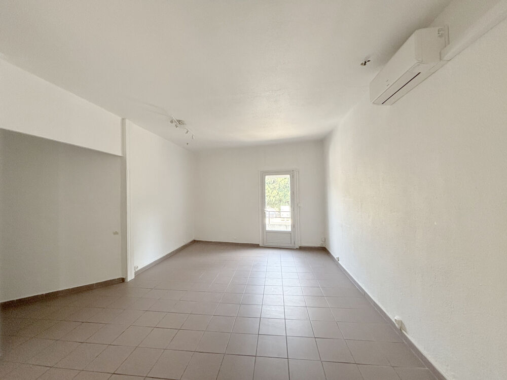 Vente Appartement Appartement T2 de 54 m2 en dernier étage avec balcon au centre ville de Hyères Hyères