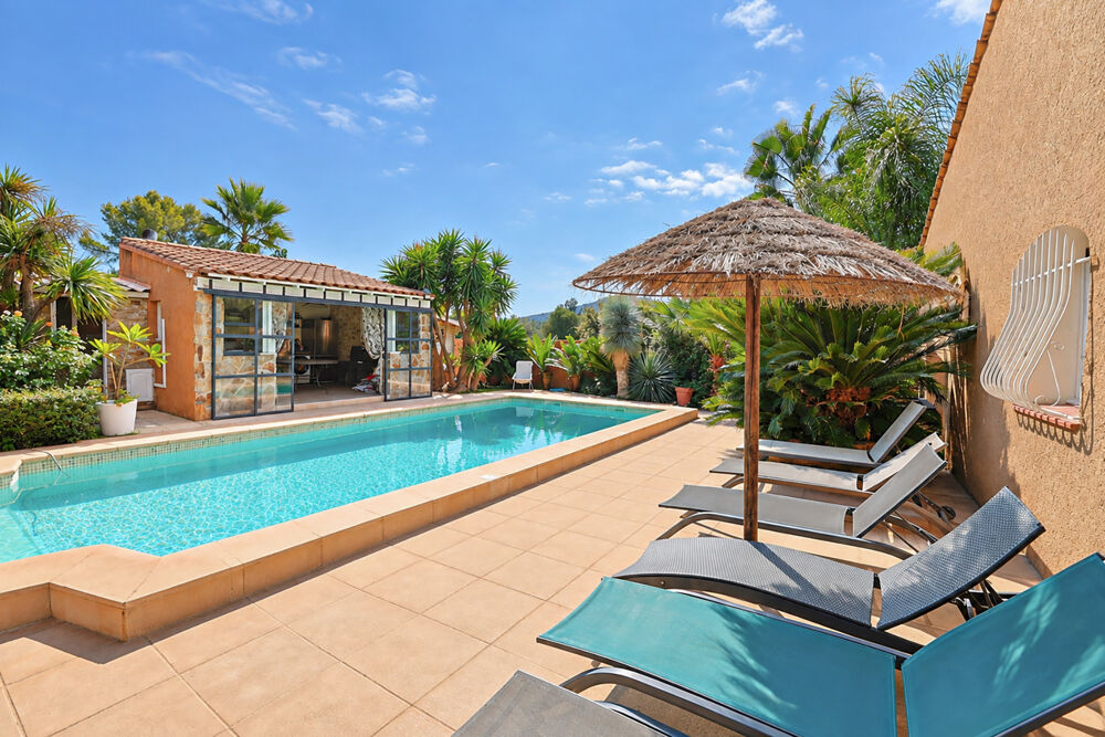 Vente Maison Villa de 171 m2 avec piscine et jardin arboré de 5202 m2 au calme Carqueiranne