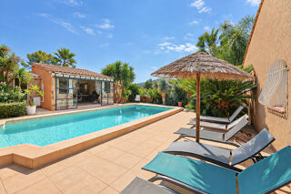 Vente Maison Villa de 171 m2 avec piscine et jardin arboré de 5202 m2 au calme Carqueiranne