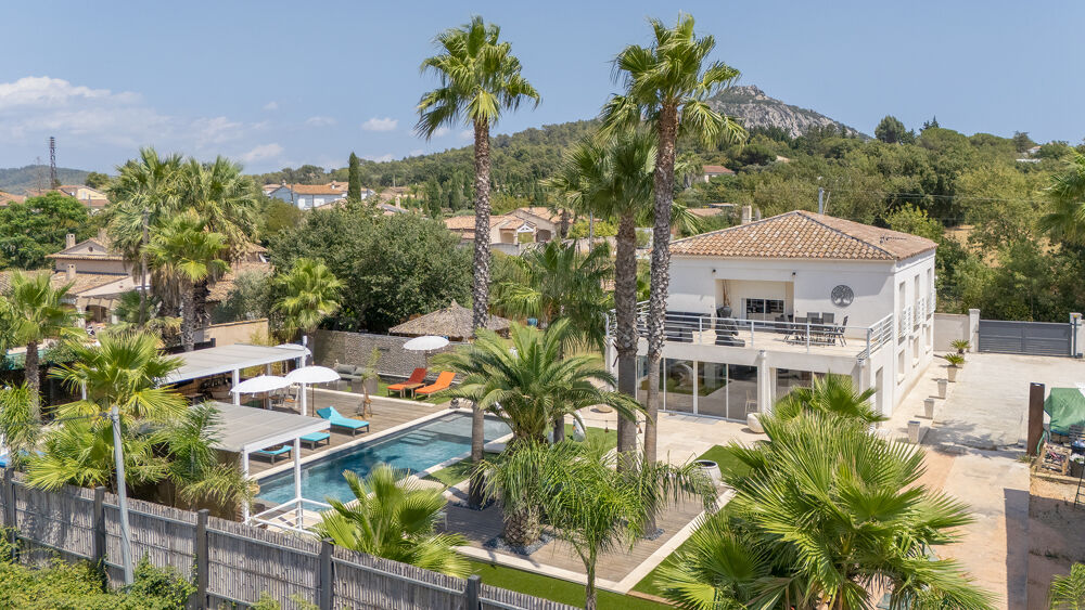 La Crau au Goys Fourniers, belle propriété de 204 m2 sur 1803 m2 de terrain avec piscine.
