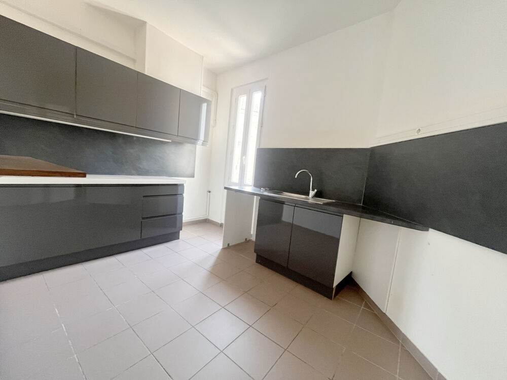 Vente Appartement Appartement T2 de 54 m2 en dernier étage avec balcon au centre ville de Hyères Hyeres