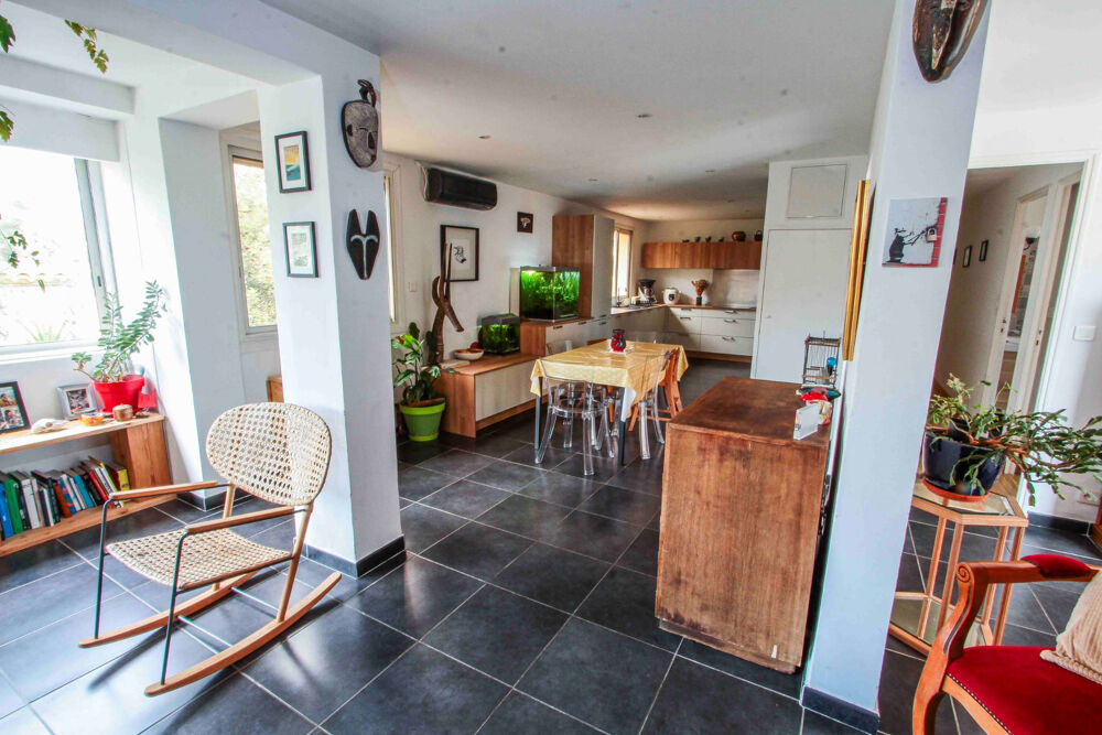 Appartement 5 pièces de 146m2 habitables au premier et dernier étage avec 2 stationnements extérieur