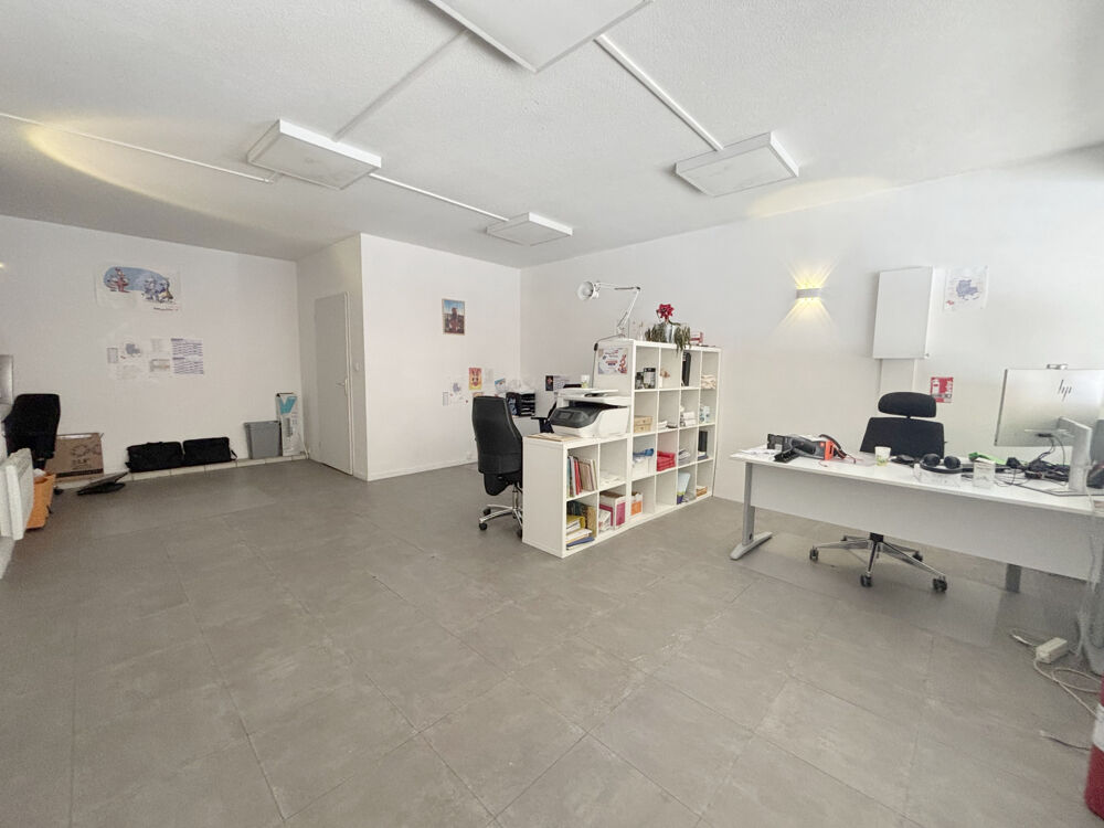  LOCAL COMMERCIAL EN REZ DE CHAUSSE DE 49 m2  avec grande vitrine en plein coeur du centre ville Hyères
