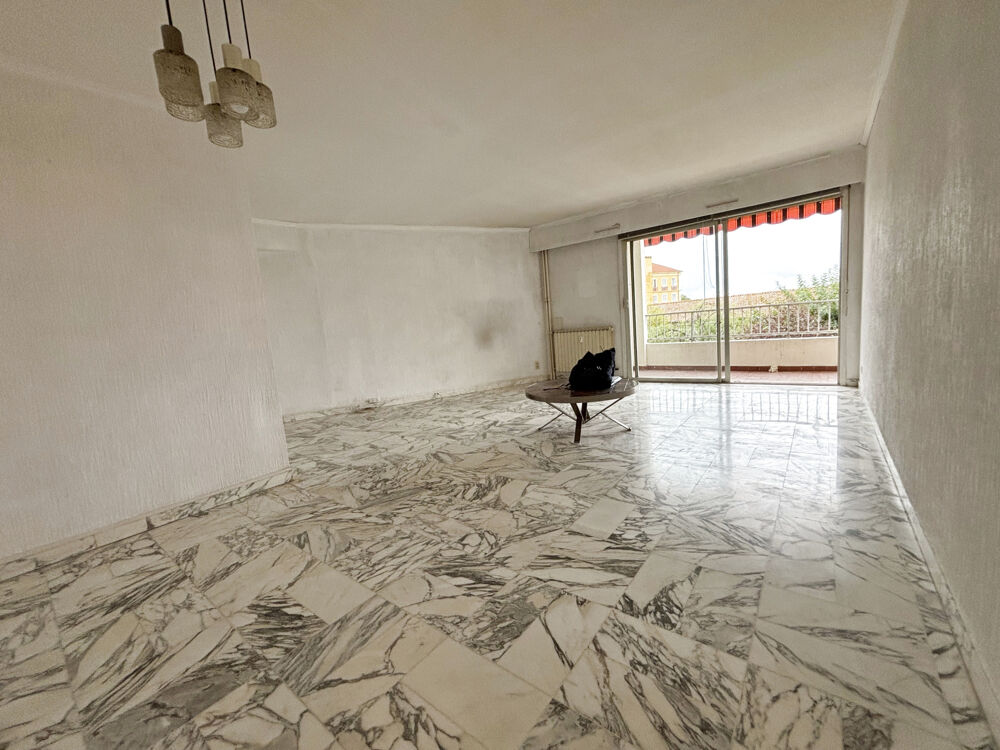 Vente Appartement Appartement T4 de 104 m2 au centre ville de Hyères avec ascenseur cave et parking privatif Hyères