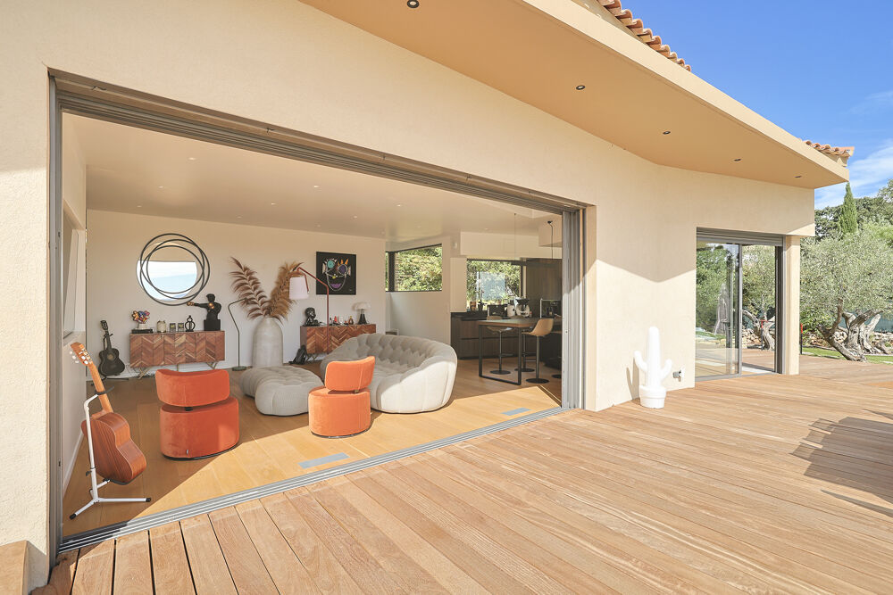 Villa d'architecte avec VUE MER et piscine en position dominante au calme sans vis