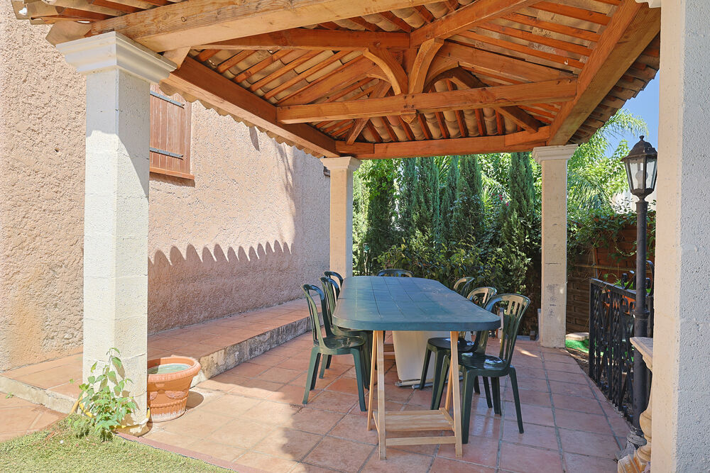 Vente Maison Hyeres proche commodités villa 260m2 avec piscine au calme Hyères