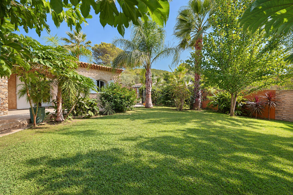 Vente Maison Villa de 171 m2 avec piscine et jardin arboré de 5202 m2 au calme Carqueiranne