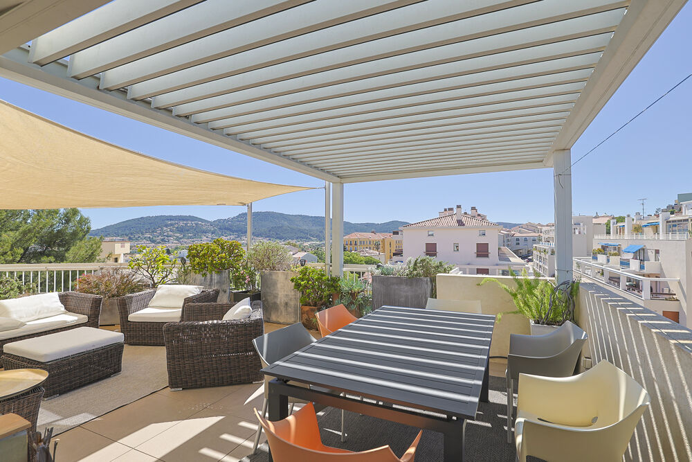 Vente Appartement Appartement T4 de 134 m2 avec terrasse de 53m2 en dernier étage avec ascenseur au centre ville de Hyères Hyères