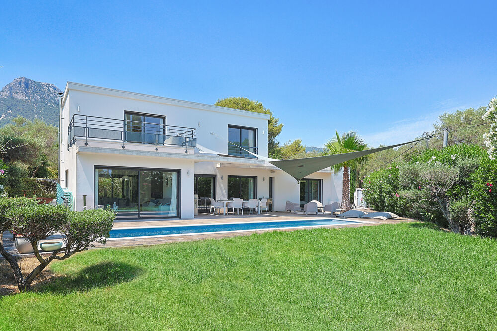 Villa d'architecte de 163 m2 exposée au Sud, avec piscine et terrain arboré, sans vis à vis