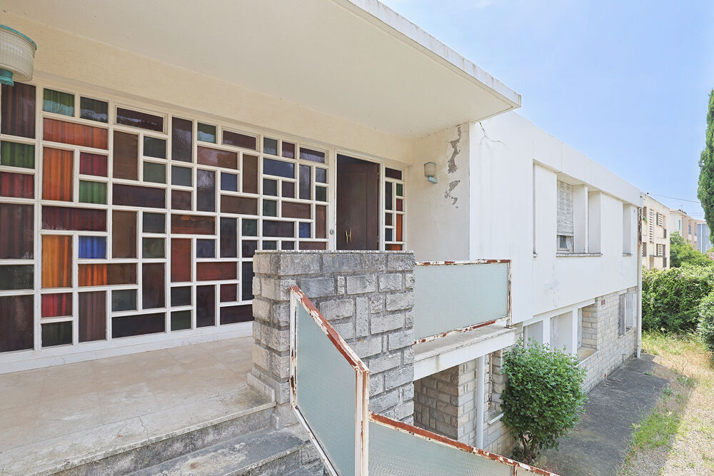 Vente Maison Villa d'architecte de 383 m2 habitables avec garage et terrain de 1011m2 au calme en impasse Hyères