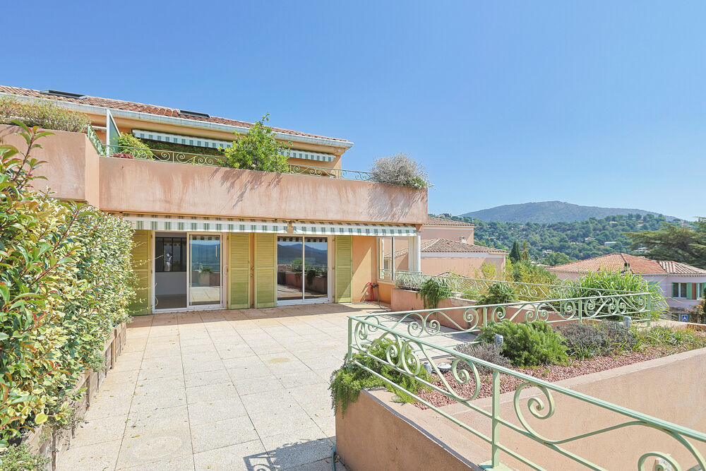Appartement de 85 m2 avec terrasse de 70 m2 et vue dégagée, commerces à pied, avec deux garages