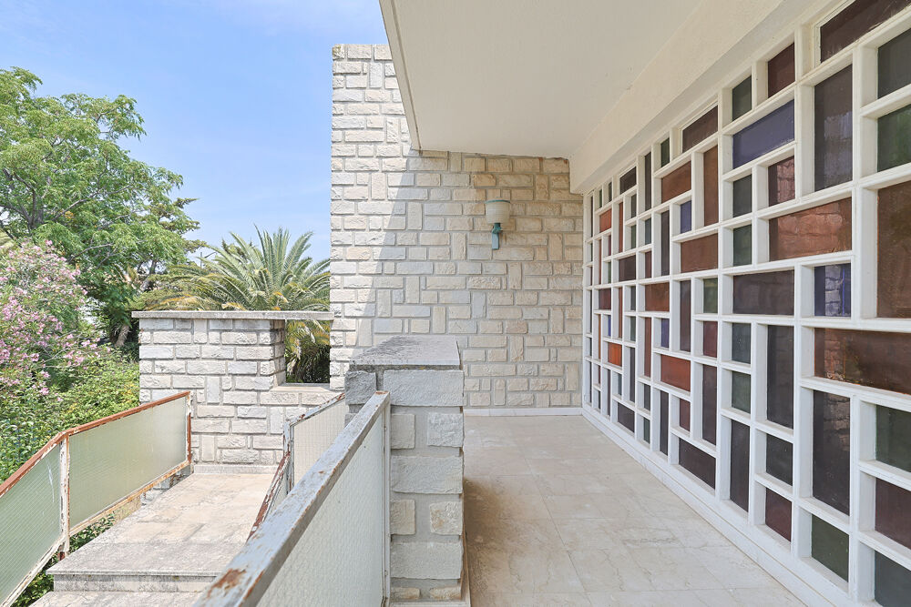 Vente Maison Villa d'architecte de 383 m2 habitables avec garage et terrain de 1011m2 au calme en impasse Hyères