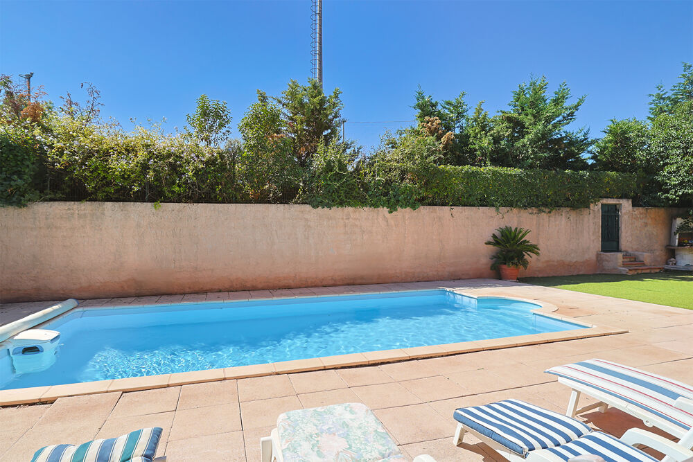 Vente Maison Hyeres proche commodités villa 260m2 avec piscine au calme Hyères