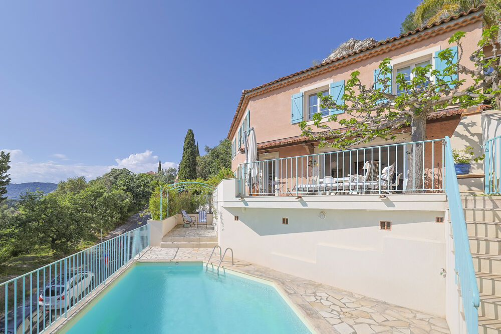 Vente Maison Villa T5 de 145 m2 avec piscine offrant une superbe vue dégagée sur la ville de Hyères Hyeres