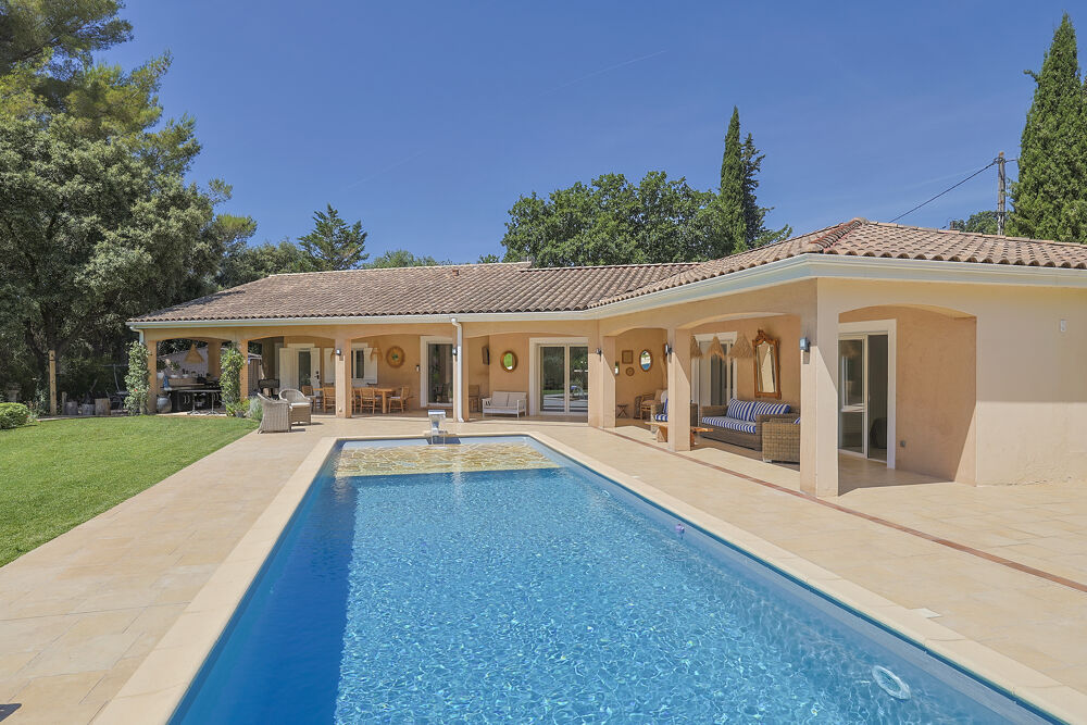 Villa individuelle de 177 m2 de plain pied avec terrain arboré de 2510 m2