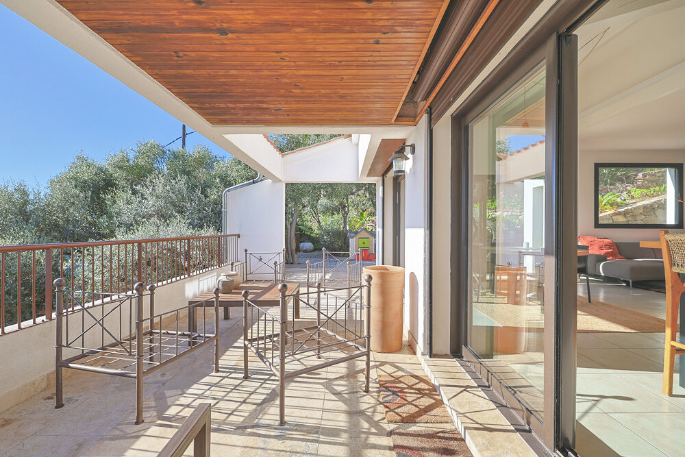 Vente Maison Villa contemporaine de 221 m2 avec vue mer, au calme, sur un terrain arboré de 2293m2 Hyeres