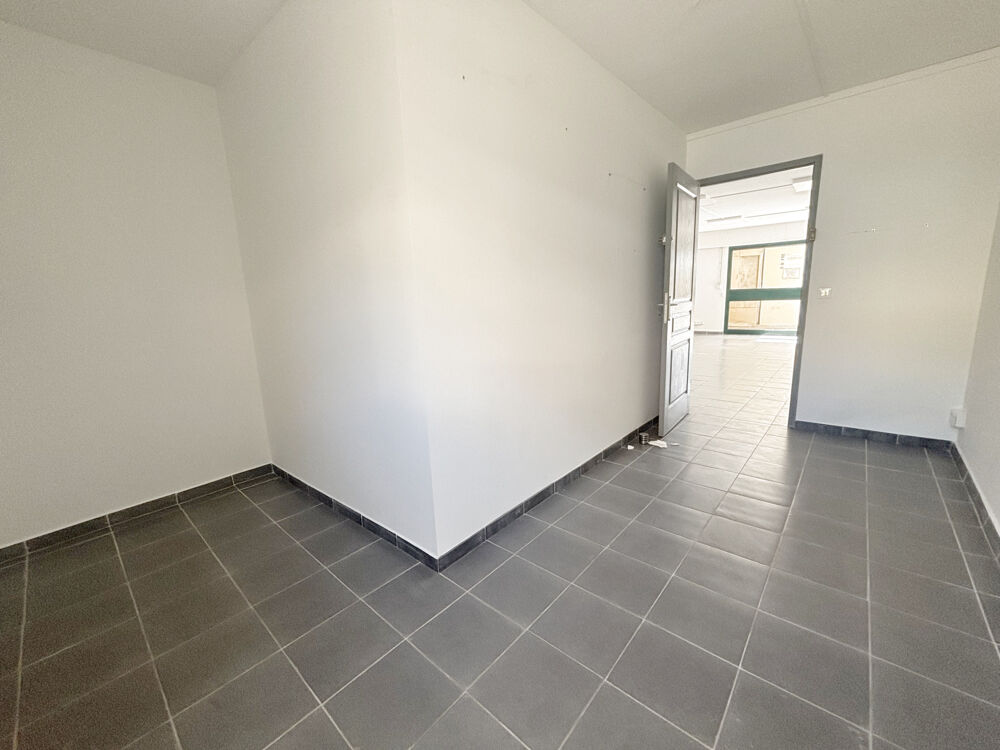 Vente Appartement Appartement T2 de 43 m2 en rez de chaussée avec grande vitrine en plein cour du centre ville Hyères