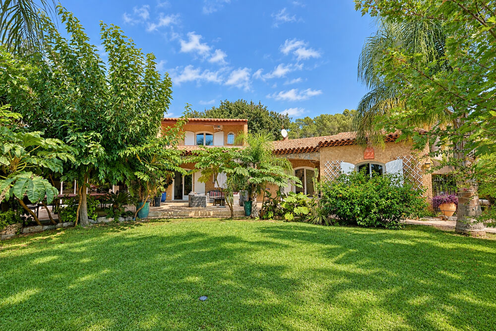 Vente Maison Villa de 171 m2 avec piscine et jardin arboré de 5202 m2 au calme Carqueiranne
