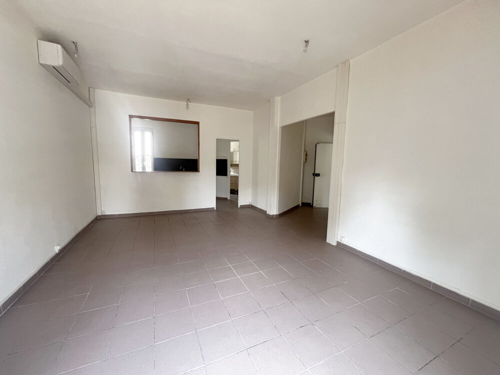 Vente Appartement Appartement T2 de 54 m2 en dernier étage avec balcon au centre ville de Hyères Hyeres