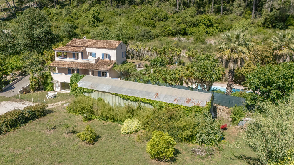 Vente Maison CARQUEIRANNE VILLA 233m2 - 8 Chambres  - Terrain 7023m avec piscine Carqueiranne