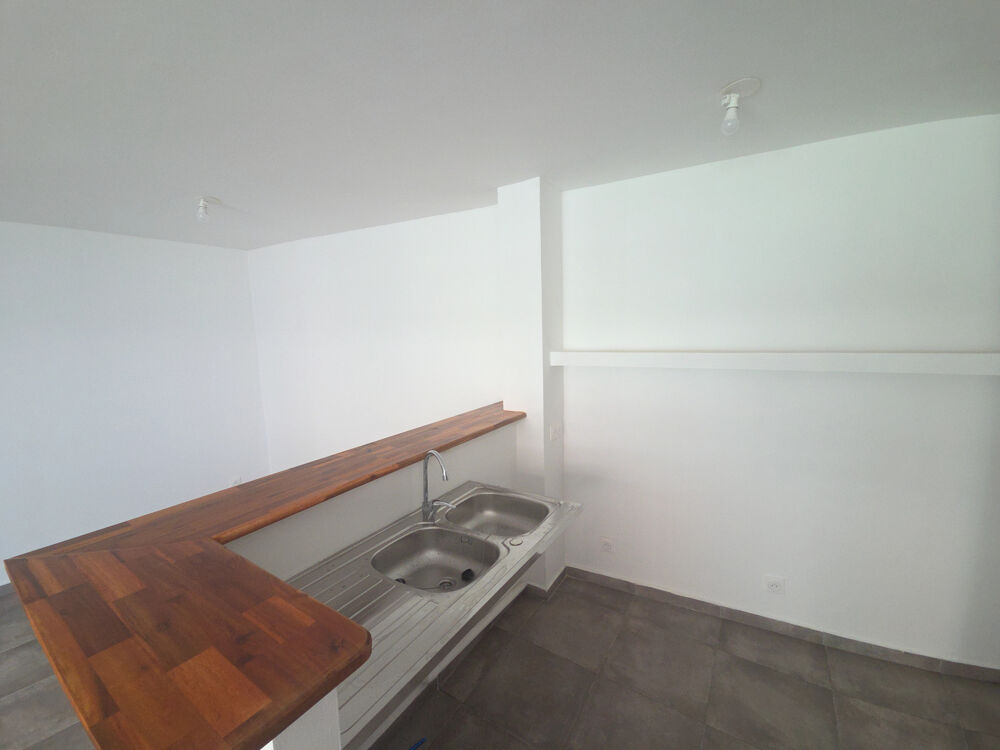 Appartement 2 pièces rénové d'environ 52 m2 habitable avec vue mer situé quai POINTE-A-PITRE