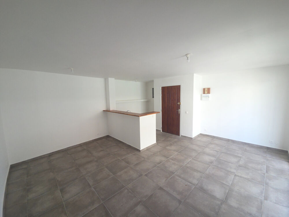 Appartement 2 pièces rénové d'environ 52 m2 habitable avec vue mer situé quai POINTE-A-PITRE