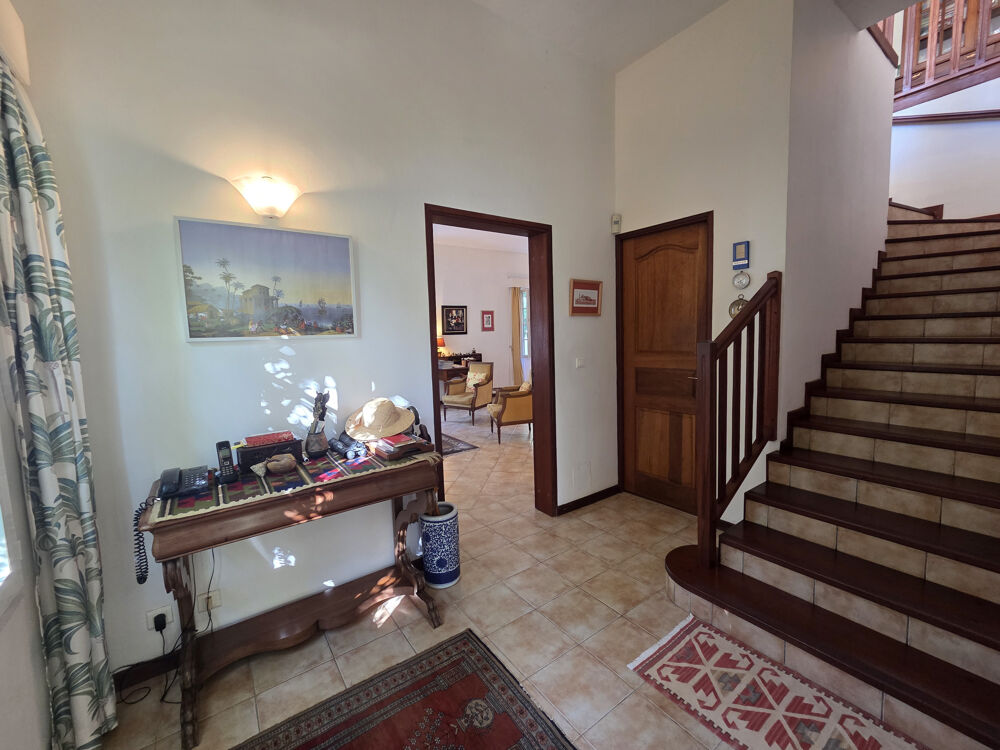 A vendre : grande villa familiale, possibilité de bureaux ou siège d'entreprise - St Denis Centre