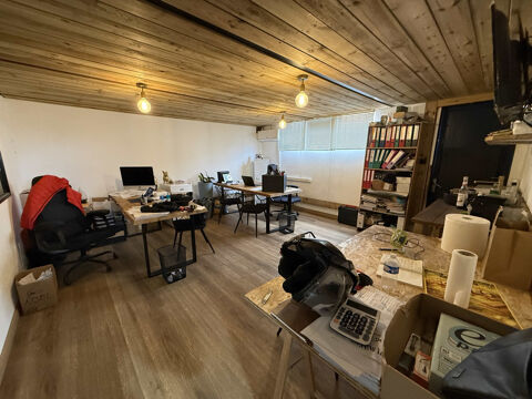   Entrepôt à louer   Le Port   520 m2 env. avec mezzanine et extérieurs 