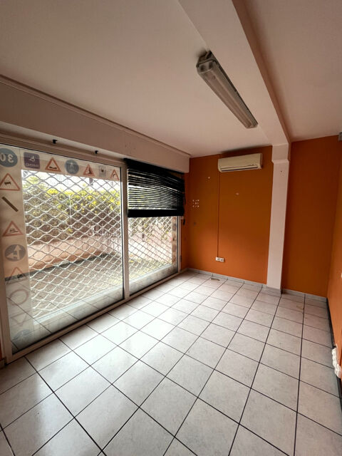 Local professionnel et commercial 67 m2 secteur Moufia proche boulevard Sud 168000 97490 Moufia