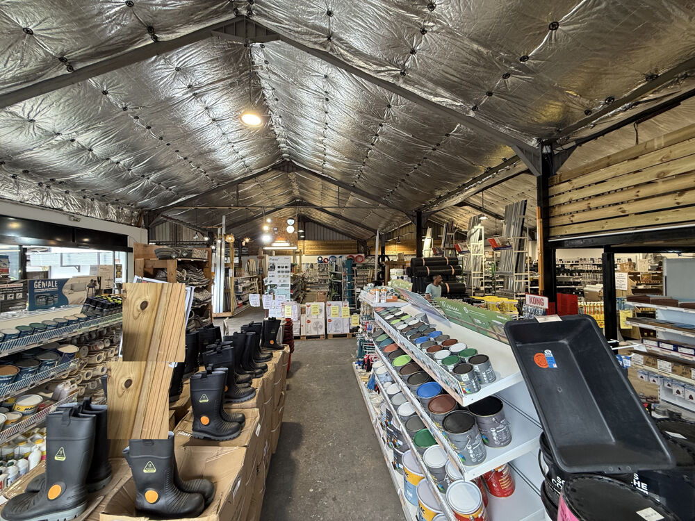   Entrepôt à louer   Le Port   520 m2 env. avec mezzanine et extérieurs 
