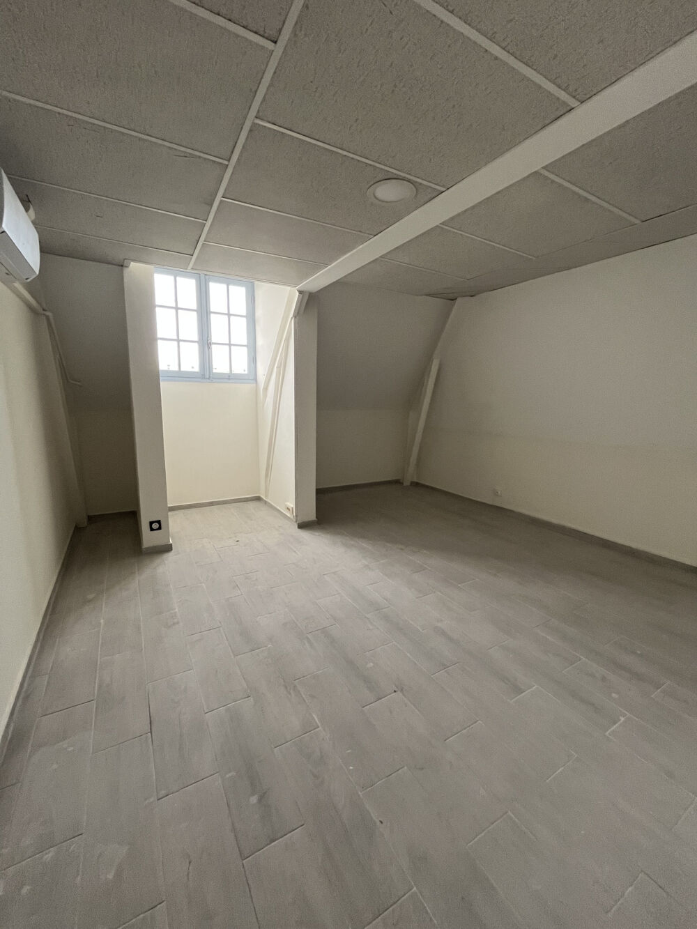  Local professionnel 120 m2 3è étage hyper centre Saint Denis St denis