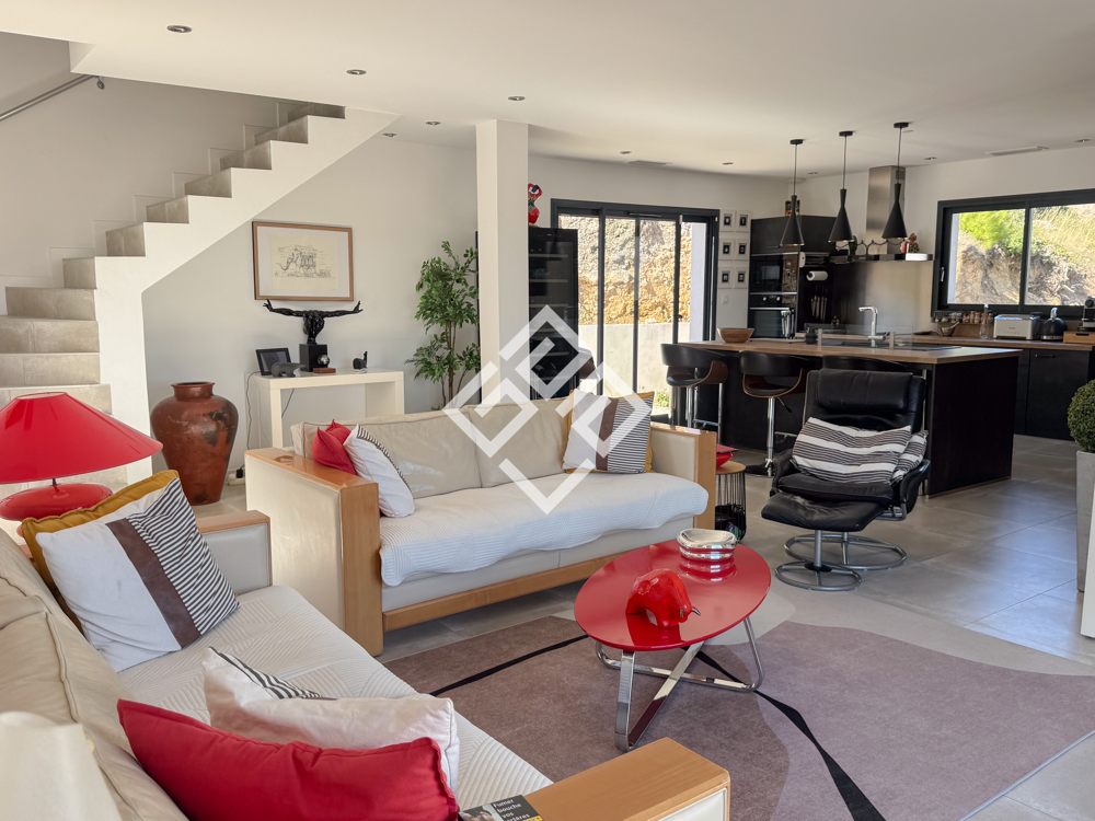 Villa contemporaine avec jardin et vue panoramique