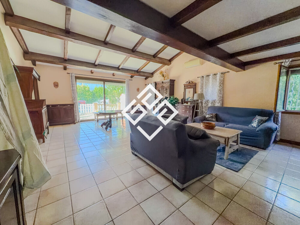 Villa familiale de 227 m2 avec grand terrain et garage.