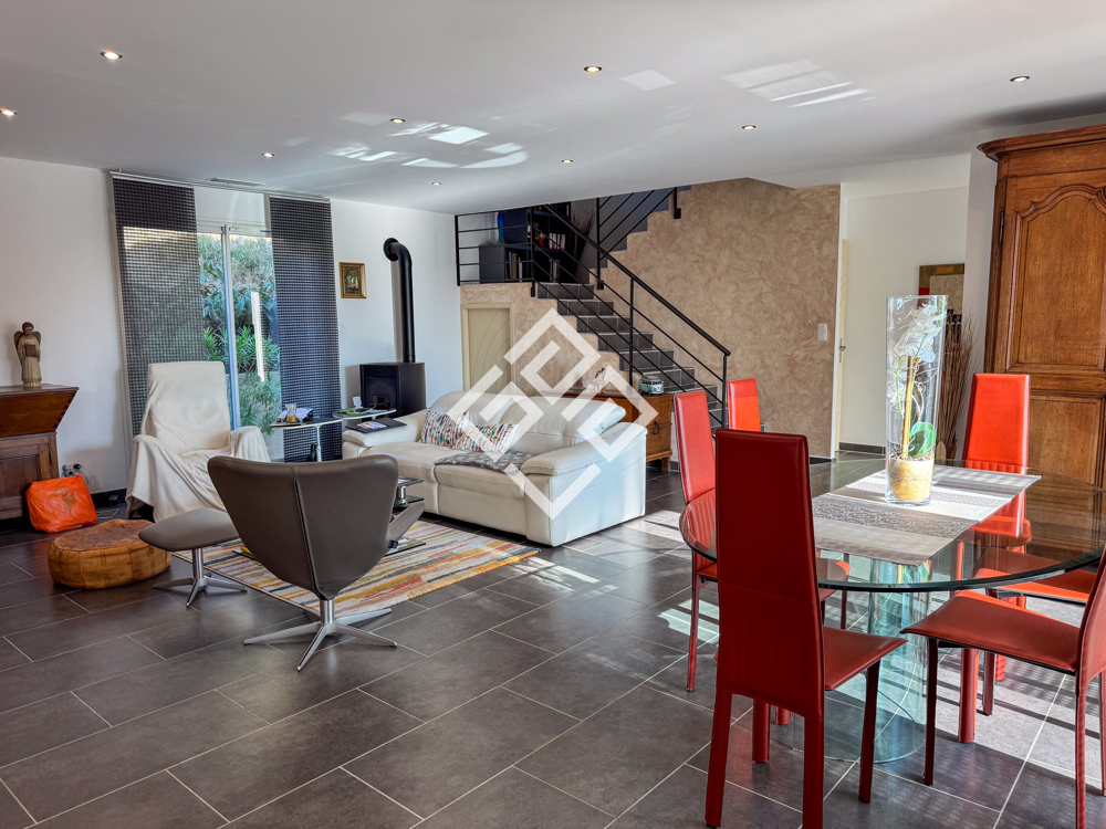 Villa contemporaine avec vue panoramique et piscine