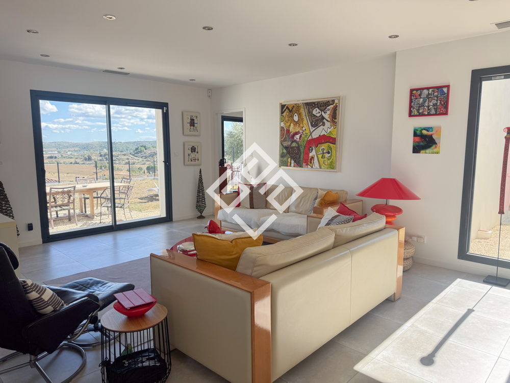 Villa contemporaine avec jardin et vue panoramique