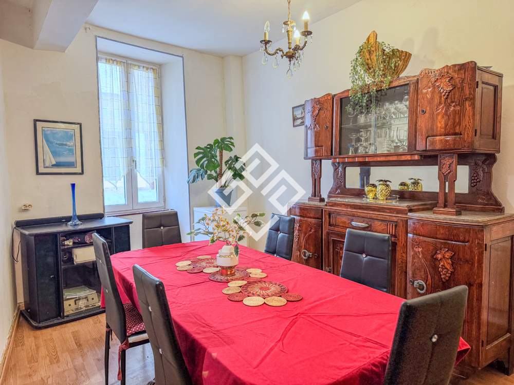 Maison de village de 240 M2 avec extérieur.