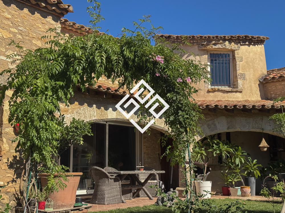 Villa d'exception au coeur d'un village prisé