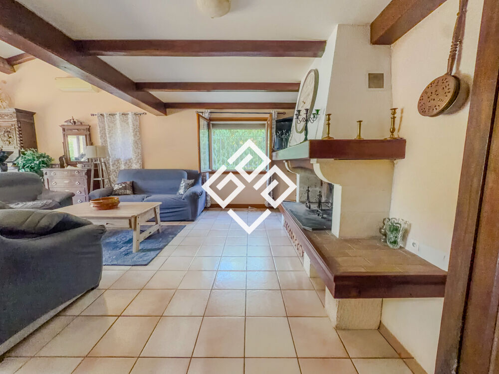 Villa familiale de 227 m2 avec grand terrain et garage.