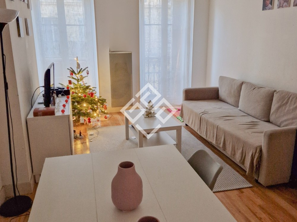Appartement T2, idéalement situé dans un élégant immeuble de style Haussmannien, bénéficiant d'une localisatio