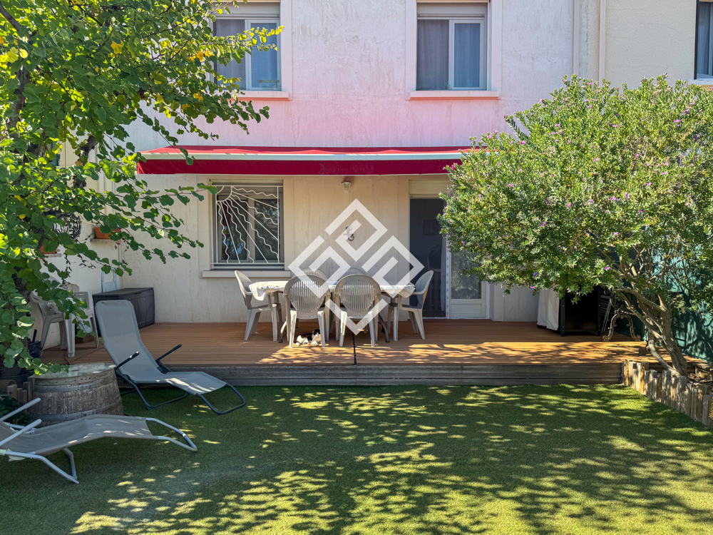 Une maison avec jardin dans un quartier recherché.
