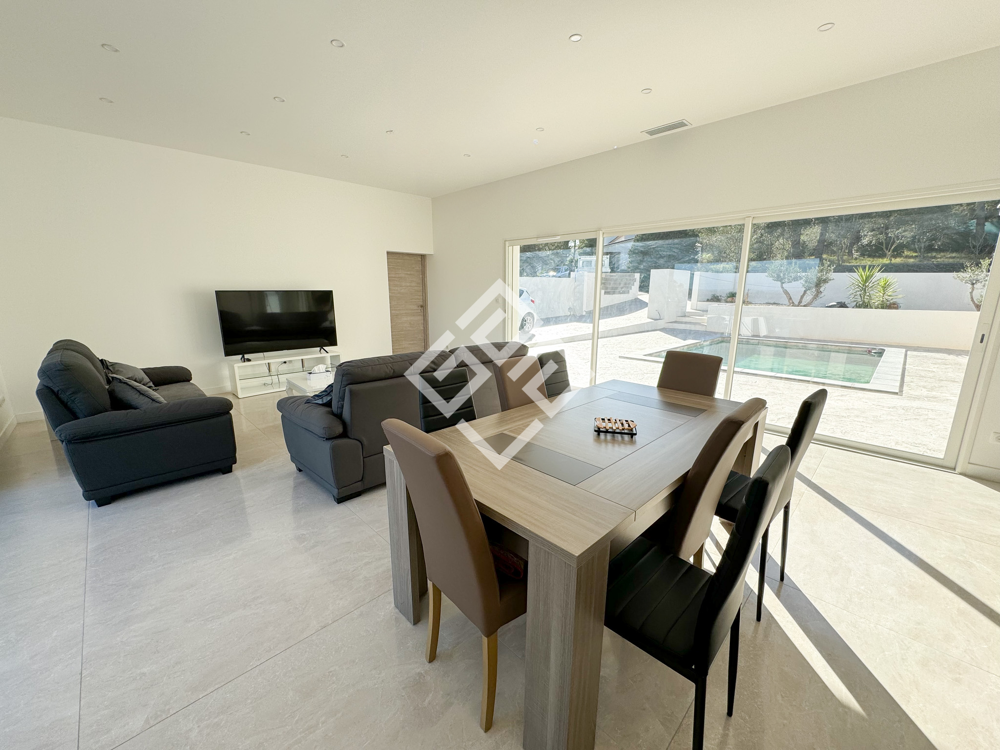 Magnifique récente villa contemporaine de plain-pied