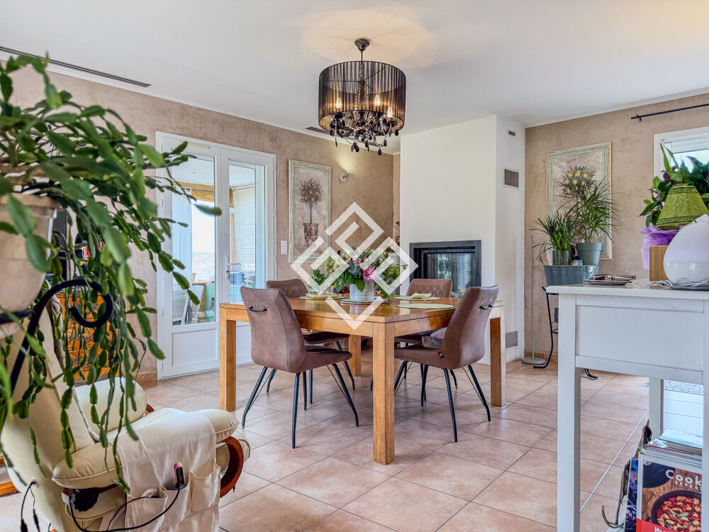 Villa de prestige avec piscine et dépendance.