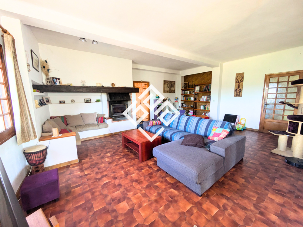 Vente Maison Une propriété de 280 m2 sur 5 000 m2 de terrain avec piscine et grand garage Homps
