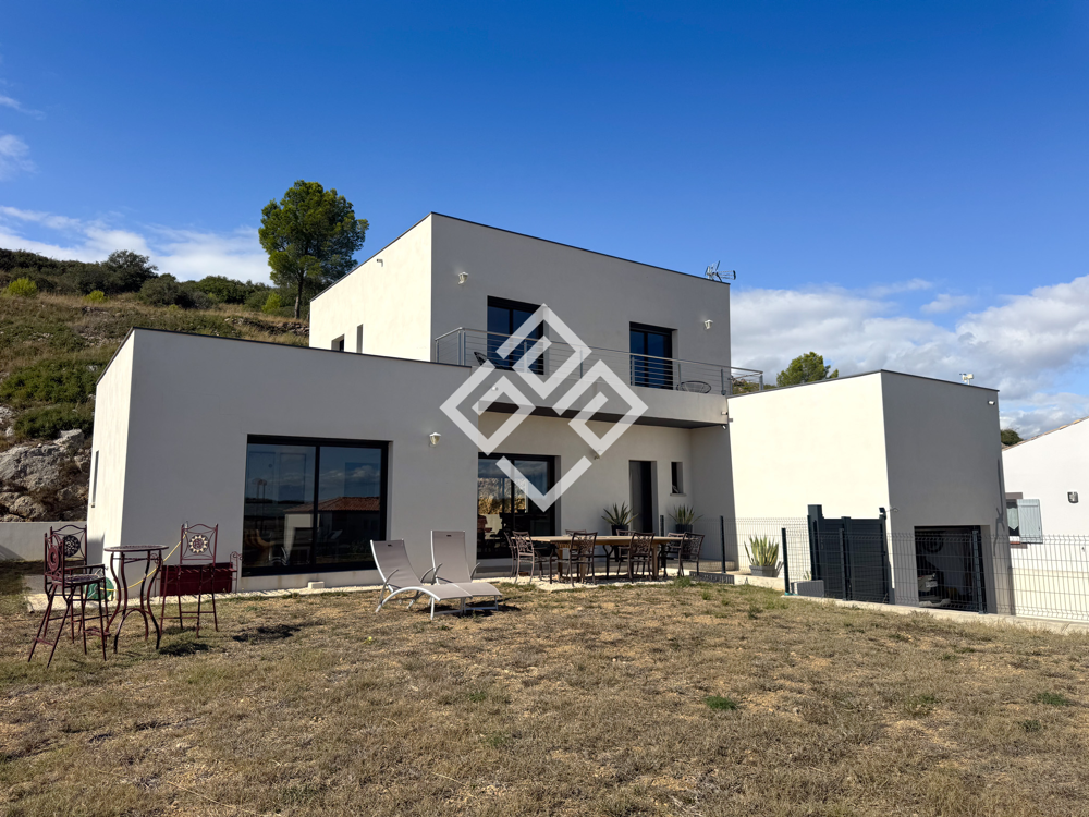 Villa contemporaine avec jardin et vue panoramique