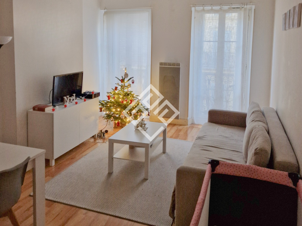 Appartement T2, idéalement situé dans un élégant immeuble de style Haussmannien, bénéficiant d'une localisatio