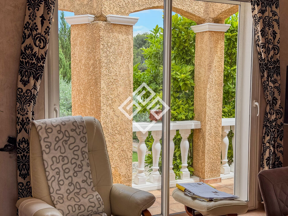 Villa de prestige avec piscine et dépendance.