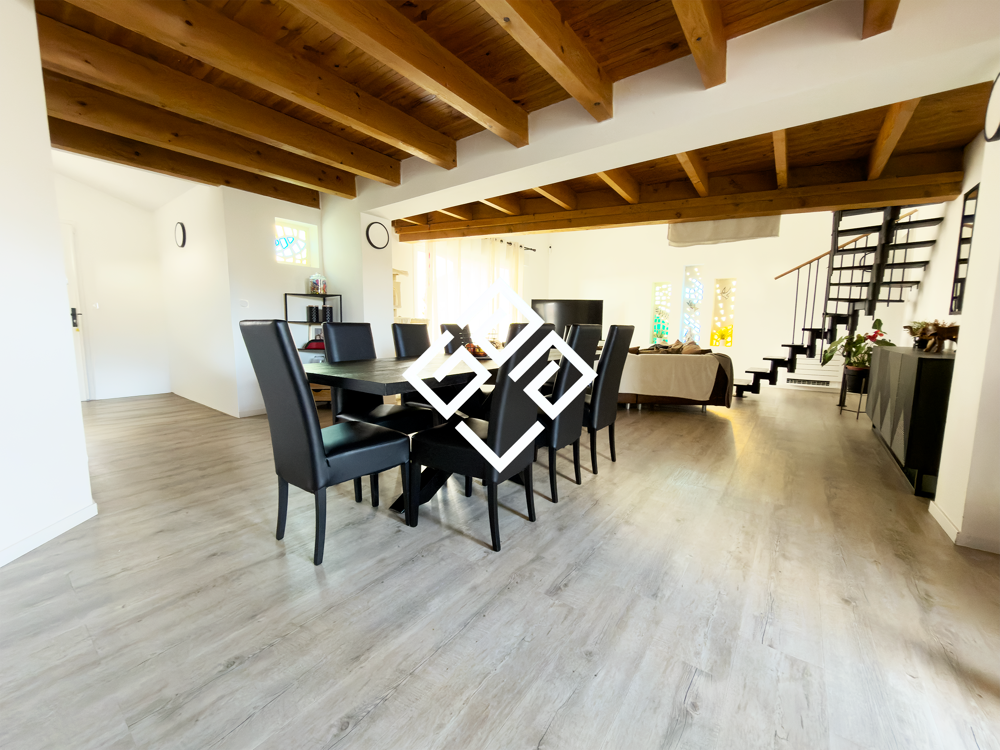 Ensemble immobilier dexception avec piscine