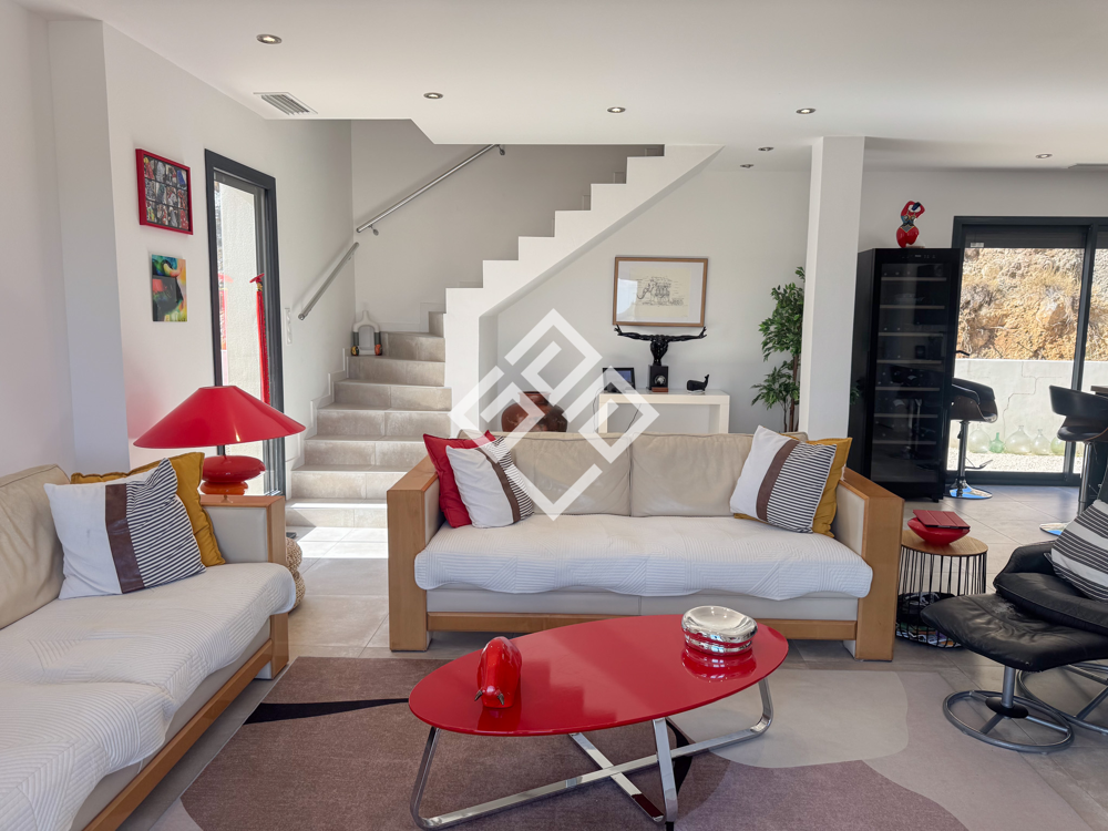 Villa contemporaine avec jardin et vue panoramique